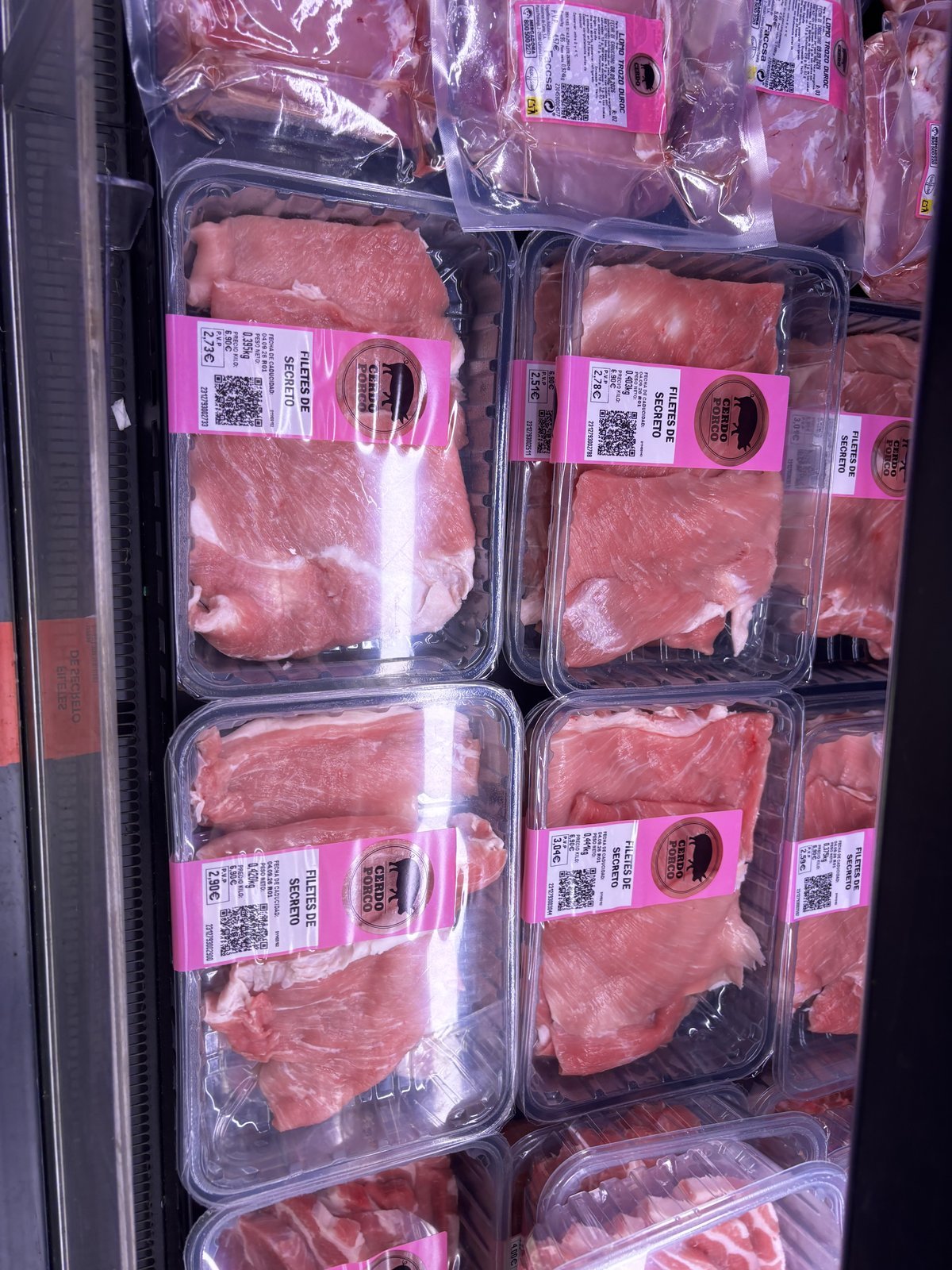 Bandejas de cerdo fresco en el lineal de un supermercado español