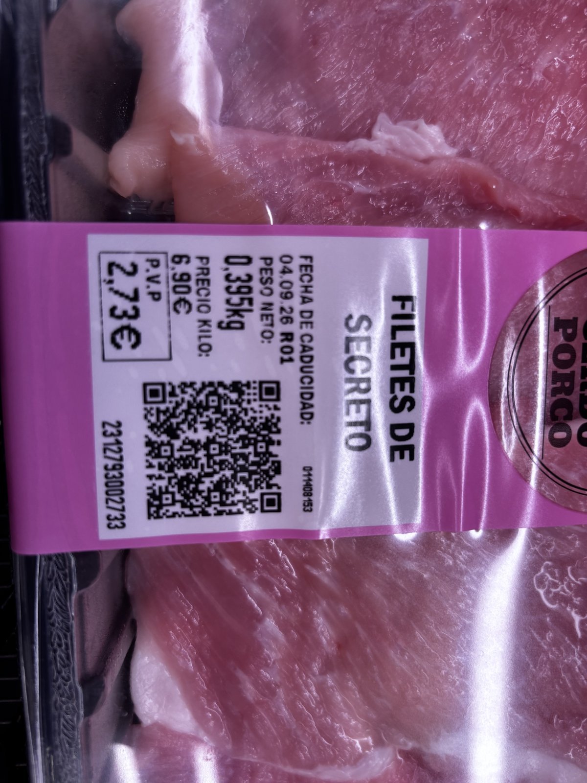 Etiqueta de una bandeja de filetes de secreto de cerdo con el precio por kilo