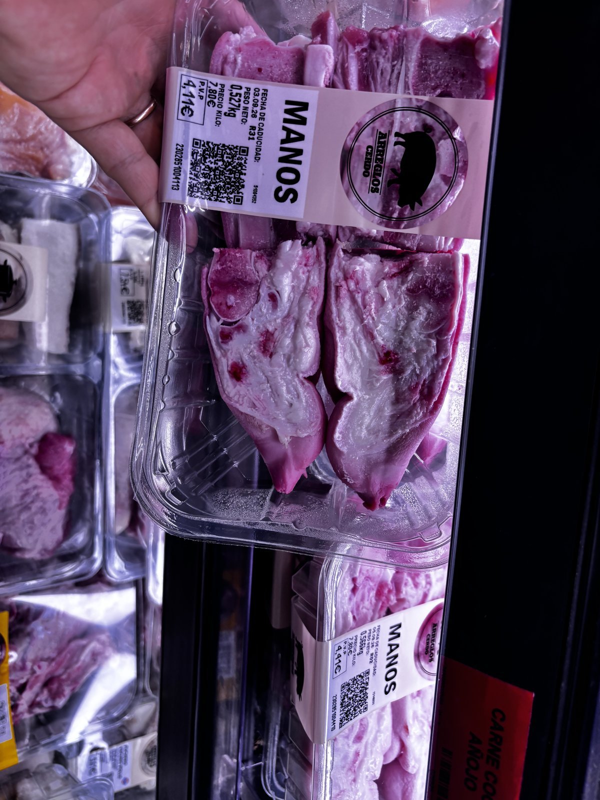 Bandeja de manitas de cerdo en la carnicería de un supermercado