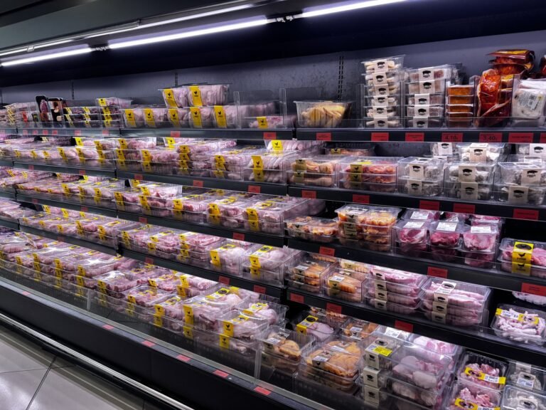 Mostrador de carne de cerdo en un supermercado de Málaga