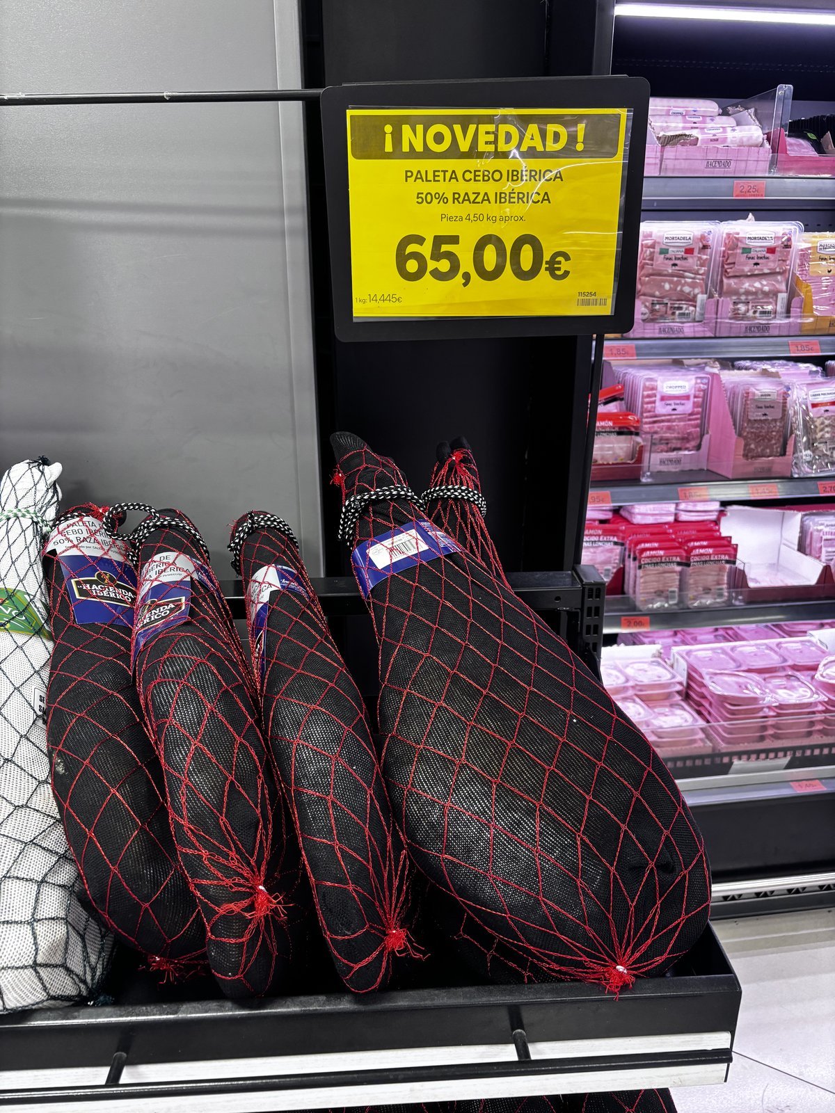 Paleta de cerdo ibérico de 50 % raza ibérica en un supermercado español