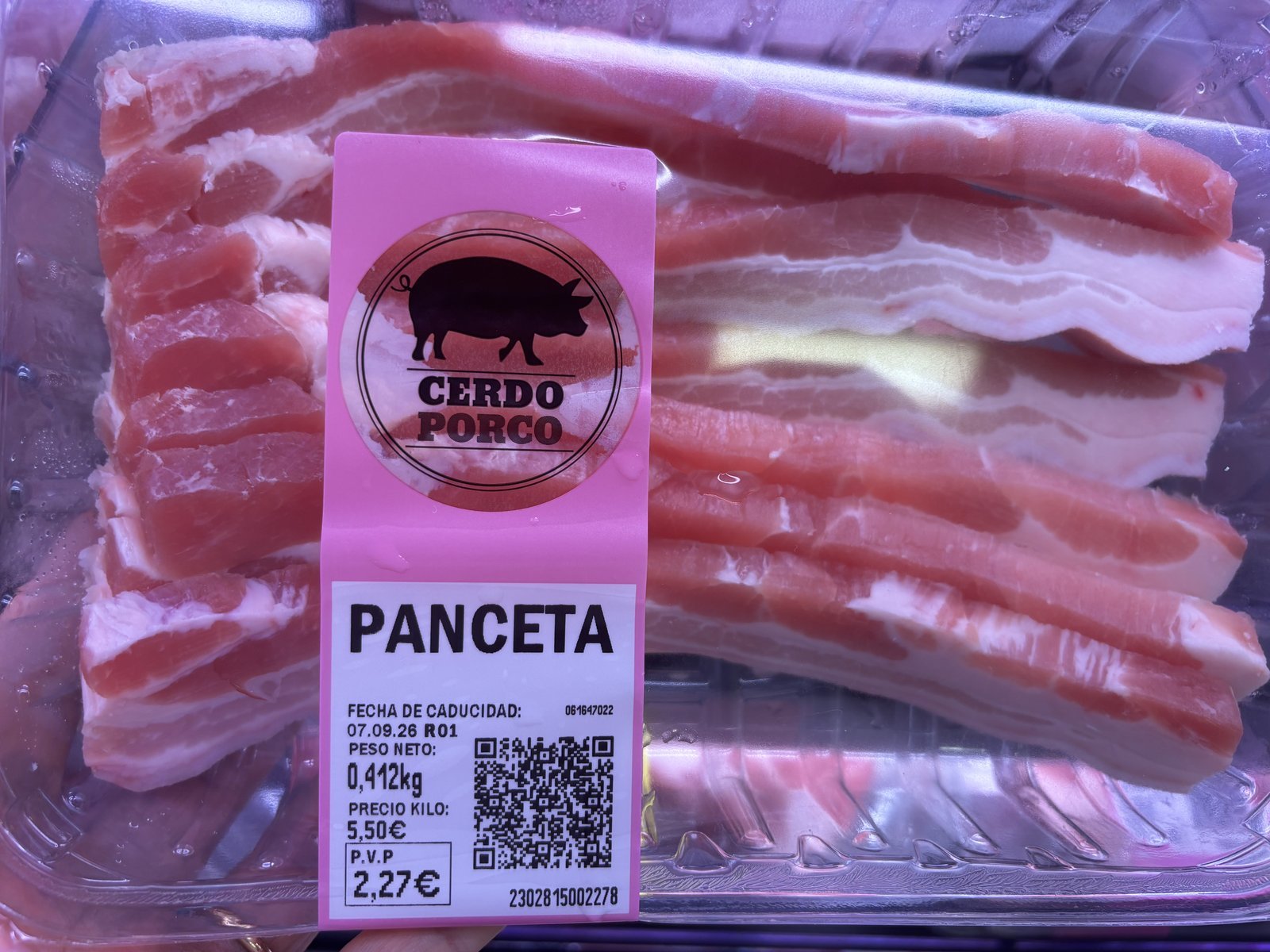 Bandeja de panceta de cerdo fresca cortada fina con su etiqueta de precio