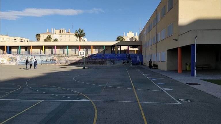 Patio vacío de un colegio en Málaga a la hora de la salida