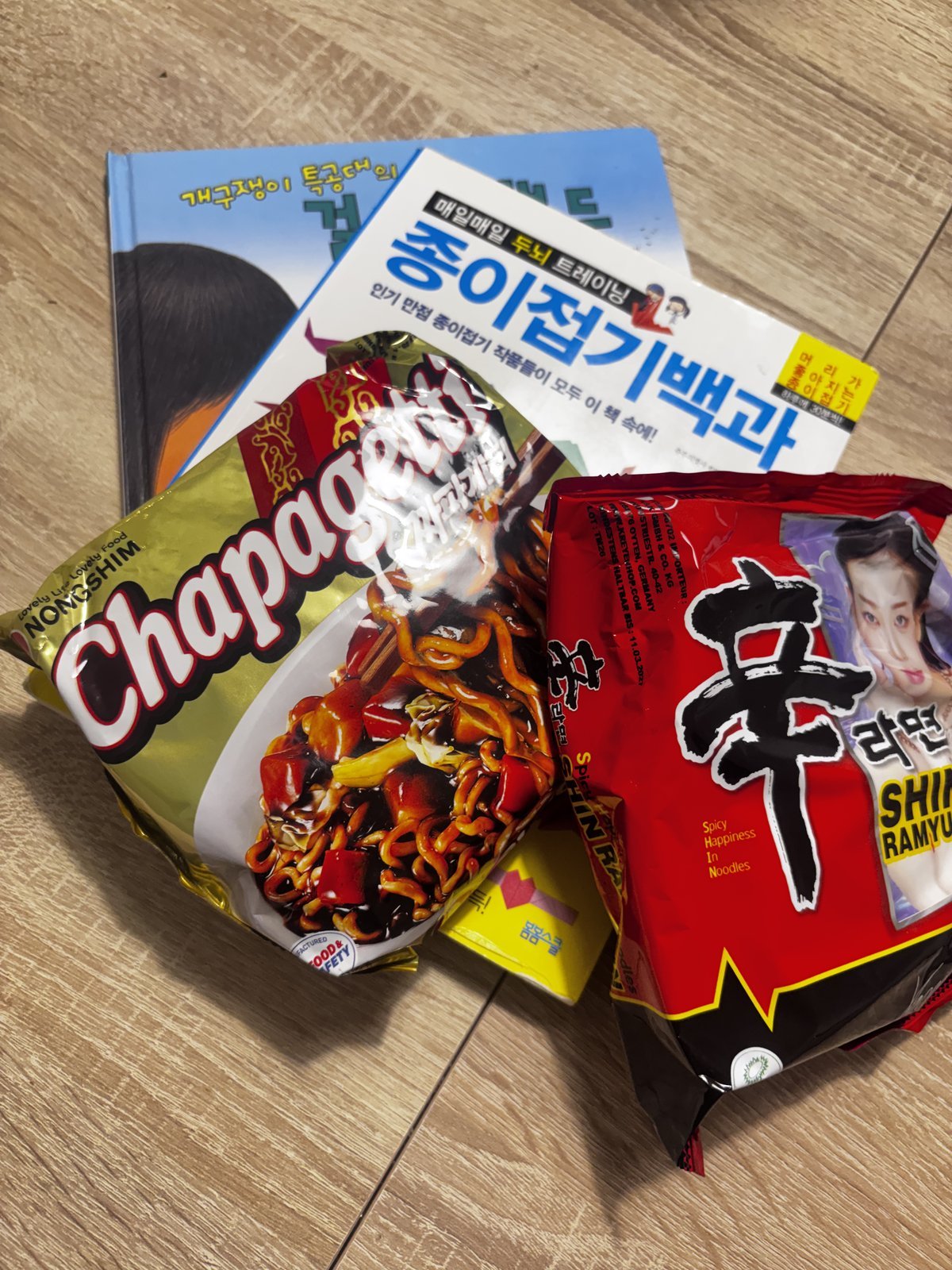 Productos coreanos comprados en Málaga: ramen Shin, Chapaguetti y un libro infantil en coreano
