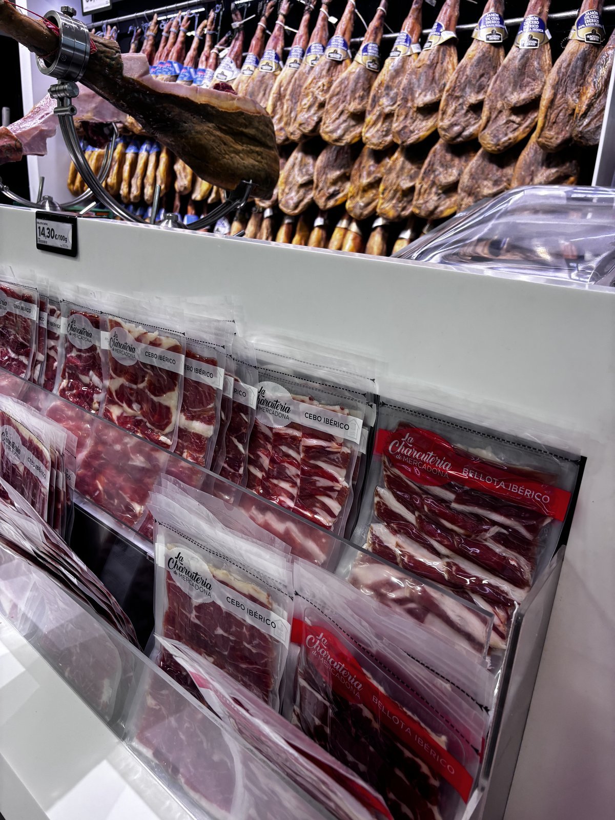 Zona de ibérico de un supermercado español con jamones colgados