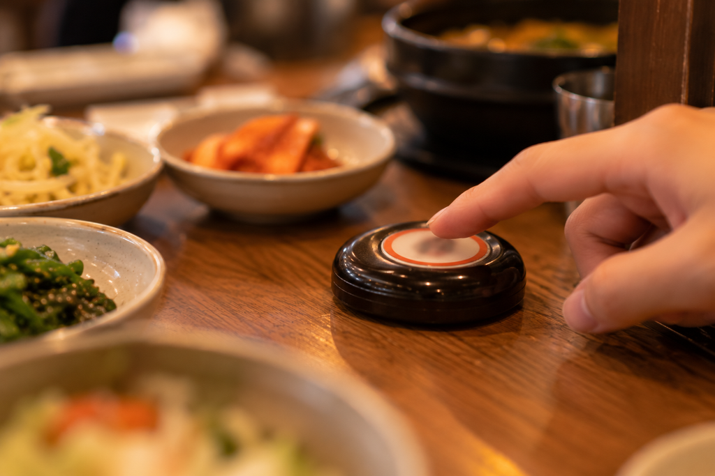 El botón de llamada en la mesa de un restaurante coreano