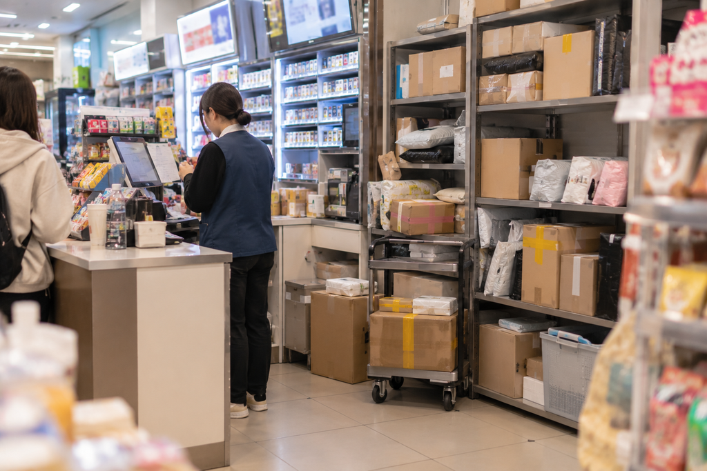 Cajero y paquetería dentro de una tienda de conveniencia coreana