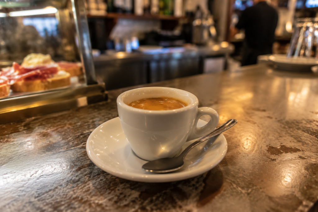 Taza pequeña de espresso español a 1 euro