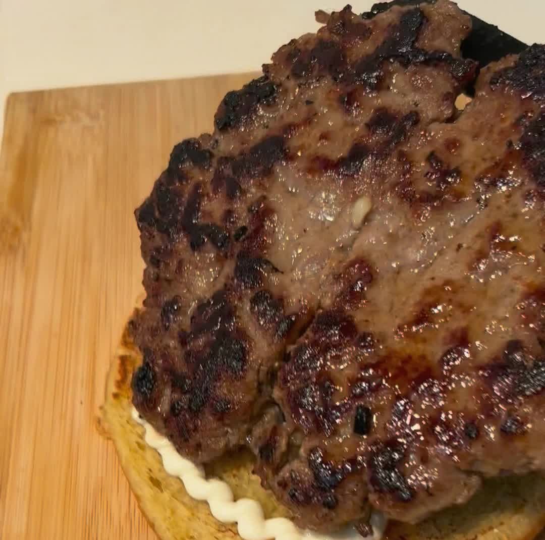 Hamburguesa bulgogi casera recién hecha sobre el pan con mayonesa