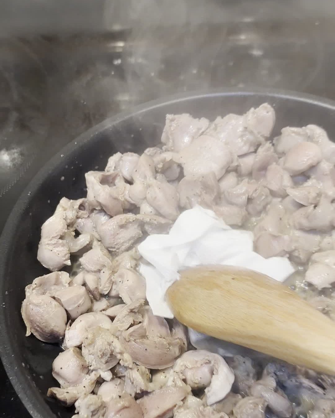 Secando con papel de cocina el agua que sueltan las mollejas en la sartén